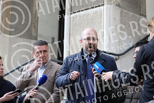 The Ajmo ljudi coalition organized a press conference in front of the Administrative Court on the occasion of the violation of the law by the GIK, which did not decide on the complaints within the legal deadline.Koalicija Ajmo ljudi je organizovala