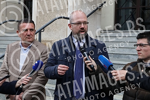 The Ajmo ljudi coalition organized a press conference in front of the Administrative Court on the occasion of the violation of the law by the GIK, which did not decide on the complaints within the legal deadline.Koalicija Ajmo ljudi je organizovala