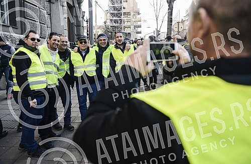 Protest of employees in auto-schools who are demanding the abolition of the provision on re-placement of licenses for instructors, lecturers and examiners.Protest zaposlenih u auto-skolama koji traze ukidanje odredbe o ponovnom polaganju licence za 