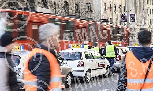 Protest of employees in auto-schools who are demanding the abolition of the provision on re-placement of licenses for instructors, lecturers and examiners.Protest zaposlenih u auto-skolama koji traze ukidanje odredbe o ponovnom polaganju licence za 