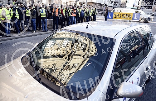 Protest of employees in auto-schools who are demanding the abolition of the provision on re-placement of licenses for instructors, lecturers and examiners.Protest zaposlenih u auto-skolama koji traze ukidanje odredbe o ponovnom polaganju licence za 