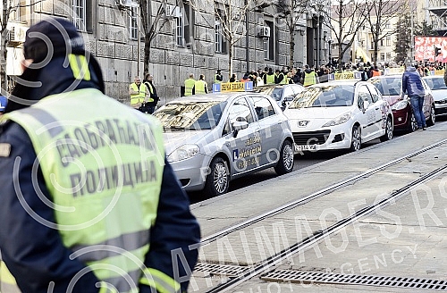 Protest of employees in auto-schools who are demanding the abolition of the provision on re-placement of licenses for instructors, lecturers and examiners.Protest zaposlenih u auto-skolama koji traze ukidanje odredbe o ponovnom polaganju licence za 