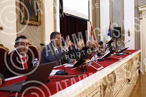 A session of the Senate of that university was held at the Rectorate of the University of Belgrade.U Rektoratu Univerziteta u Beogradu odrzana je sednica Senata tog univerziteta.