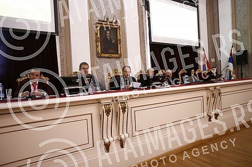 A session of the Senate of that university was held at the Rectorate of the University of Belgrade.U Rektoratu Univerziteta u Beogradu odrzana je sednica Senata tog univerziteta.