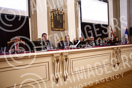 A session of the Senate of that university was held at the Rectorate of the University of Belgrade.U Rektoratu Univerziteta u Beogradu odrzana je sednica Senata tog univerziteta.