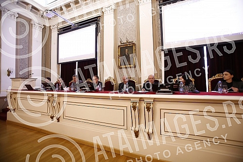 A session of the Senate of that university was held at the Rectorate of the University of Belgrade.U Rektoratu Univerziteta u Beogradu odrzana je sednica Senata tog univerziteta.