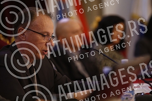 A session of the Senate of that university was held at the Rectorate of the University of Belgrade.U Rektoratu Univerziteta u Beogradu odrzana je sednica Senata tog univerziteta.