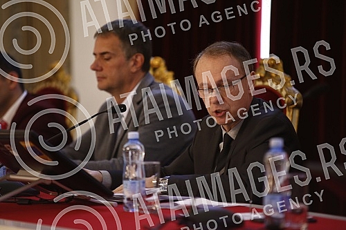 A session of the Senate of that university was held at the Rectorate of the University of Belgrade.U Rektoratu Univerziteta u Beogradu odrzana je sednica Senata tog univerziteta.