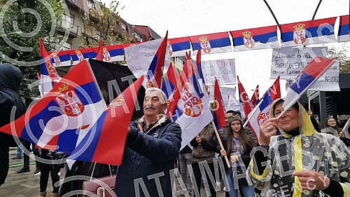 In the northern part of Kosovska Mitrovica, a large national gathering of Serbs from the north of Kosovo and Metekohija began at noon, after the withdrawal from all Kosovo institutions.U severnom delu Kosovske Mitrovice  u podne je poceo veliki nar