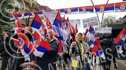 In the northern part of Kosovska Mitrovica, a large national gathering of Serbs from the north of Kosovo and Metekohija began at noon, after the withdrawal from all Kosovo institutions.U severnom delu Kosovske Mitrovice  u podne je poceo veliki nar