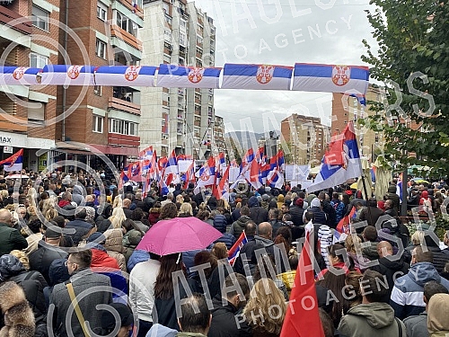 In the northern part of Kosovska Mitrovica, a large national gathering of Serbs from the north of Kosovo and Metekohija began at noon, after the withdrawal from all Kosovo institutions.U severnom delu Kosovske Mitrovice  u podne je poceo veliki nar