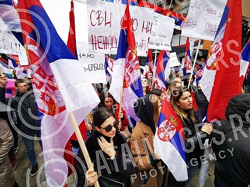 In the northern part of Kosovska Mitrovica, a large national gathering of Serbs from the north of Kosovo and Metekohija began at noon, after the withdrawal from all Kosovo institutions.U severnom delu Kosovske Mitrovice  u podne je poceo veliki nar
