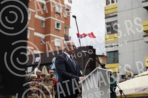 In the northern part of Kosovska Mitrovica, a large national gathering of Serbs from the north of Kosovo and Metekohija began at noon, after the withdrawal from all Kosovo institutions.U severnom delu Kosovske Mitrovice  u podne je poceo veliki nar