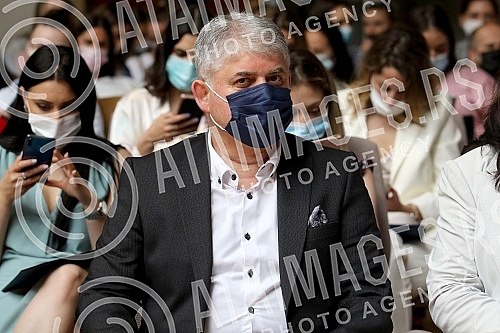 The President of the Republic of Serbia, Aleksandar Vucic, attended the ceremony of awarding employment contracts to the most successful graduates of all medical faculties and secondary medical schools in Serbia. Predsednik Republike Srbije Aleksan