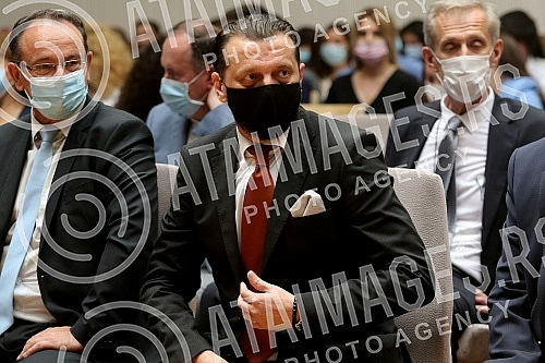 The President of the Republic of Serbia, Aleksandar Vucic, attended the ceremony of awarding employment contracts to the most successful graduates of all medical faculties and secondary medical schools in Serbia. Predsednik Republike Srbije Aleksan