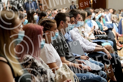 The President of the Republic of Serbia, Aleksandar Vucic, attended the ceremony of awarding employment contracts to the most successful graduates of all medical faculties and secondary medical schools in Serbia. Predsednik Republike Srbije Aleksan