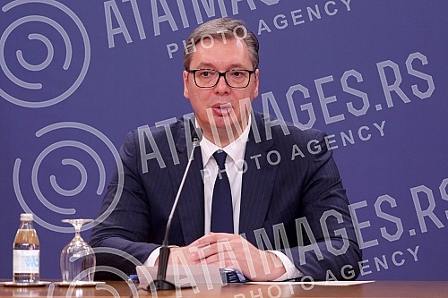 The President of the Republic of Serbia, Aleksandar Vucic, attended the ceremony of awarding employment contracts to the most successful graduates of all medical faculties and secondary medical schools in Serbia. Predsednik Republike Srbije Aleksan