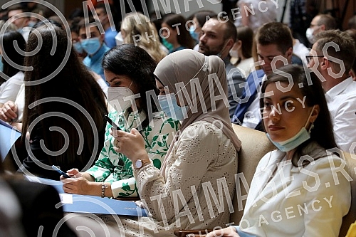 The President of the Republic of Serbia, Aleksandar Vucic, attended the ceremony of awarding employment contracts to the most successful graduates of all medical faculties and secondary medical schools in Serbia. Predsednik Republike Srbije Aleksan
