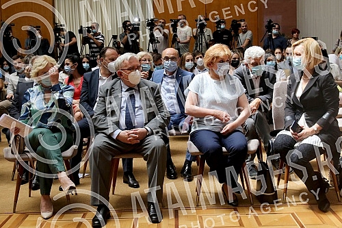 The President of the Republic of Serbia, Aleksandar Vucic, attended the ceremony of awarding employment contracts to the most successful graduates of all medical faculties and secondary medical schools in Serbia. Predsednik Republike Srbije Aleksan