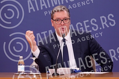 The President of the Republic of Serbia, Aleksandar Vucic, attended the ceremony of awarding employment contracts to the most successful graduates of all medical faculties and secondary medical schools in Serbia. Predsednik Republike Srbije Aleksan