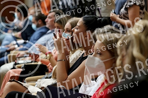 The President of the Republic of Serbia, Aleksandar Vucic, attended the ceremony of awarding employment contracts to the most successful graduates of all medical faculties and secondary medical schools in Serbia. Predsednik Republike Srbije Aleksan