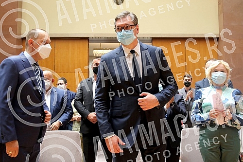 The President of the Republic of Serbia, Aleksandar Vucic, attended the ceremony of awarding employment contracts to the most successful graduates of all medical faculties and secondary medical schools in Serbia. Predsednik Republike Srbije Aleksan