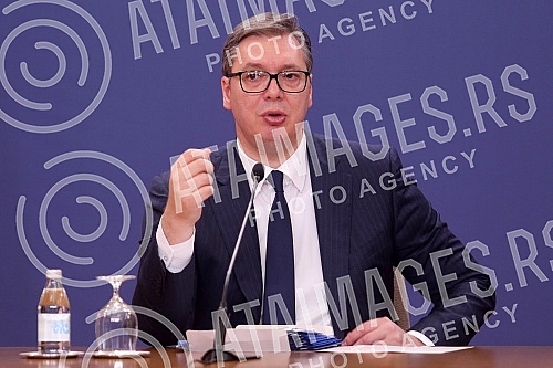 The President of the Republic of Serbia, Aleksandar Vucic, attended the ceremony of awarding employment contracts to the most successful graduates of all medical faculties and secondary medical schools in Serbia. Predsednik Republike Srbije Aleksan