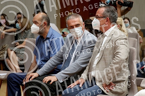 The President of the Republic of Serbia, Aleksandar Vucic, attended the ceremony of awarding employment contracts to the most successful graduates of all medical faculties and secondary medical schools in Serbia. Predsednik Republike Srbije Aleksan