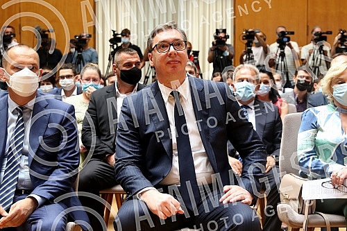 The President of the Republic of Serbia, Aleksandar Vucic, attended the ceremony of awarding employment contracts to the most successful graduates of all medical faculties and secondary medical schools in Serbia. Predsednik Republike Srbije Aleksan