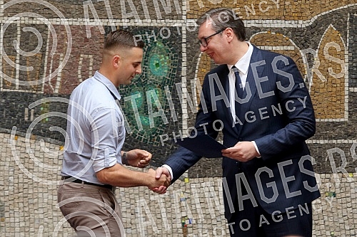 The President of the Republic of Serbia, Aleksandar Vucic, attended the ceremony of awarding employment contracts to the most successful graduates of all medical faculties and secondary medical schools in Serbia. Predsednik Republike Srbije Aleksan