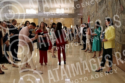 The President of the Republic of Serbia, Aleksandar Vucic, attended the ceremony of awarding employment contracts to the most successful graduates of all medical faculties and secondary medical schools in Serbia. Predsednik Republike Srbije Aleksan