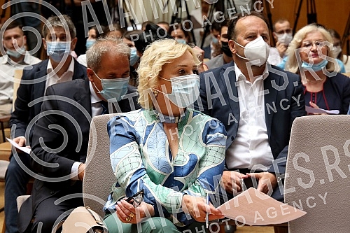 The President of the Republic of Serbia, Aleksandar Vucic, attended the ceremony of awarding employment contracts to the most successful graduates of all medical faculties and secondary medical schools in Serbia. Predsednik Republike Srbije Aleksan