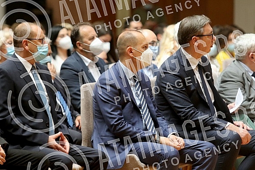 The President of the Republic of Serbia, Aleksandar Vucic, attended the ceremony of awarding employment contracts to the most successful graduates of all medical faculties and secondary medical schools in Serbia. Predsednik Republike Srbije Aleksan