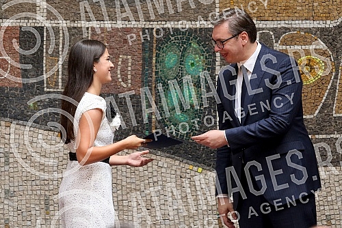 The President of the Republic of Serbia, Aleksandar Vucic, attended the ceremony of awarding employment contracts to the most successful graduates of all medical faculties and secondary medical schools in Serbia. Predsednik Republike Srbije Aleksan