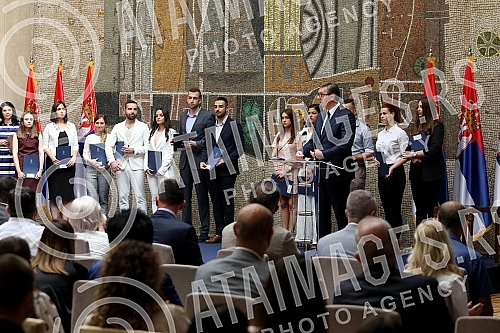 The President of the Republic of Serbia, Aleksandar Vucic, attended the ceremony of awarding employment contracts to the most successful graduates of all medical faculties and secondary medical schools in Serbia. Predsednik Republike Srbije Aleksan