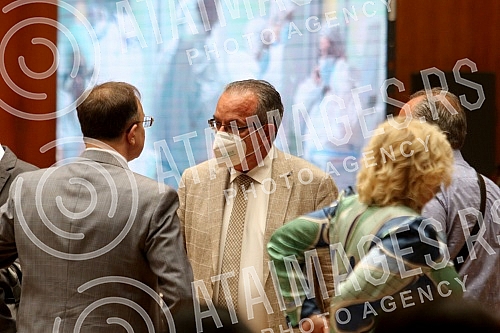 The President of the Republic of Serbia, Aleksandar Vucic, attended the ceremony of awarding employment contracts to the most successful graduates of all medical faculties and secondary medical schools in Serbia. Predsednik Republike Srbije Aleksan