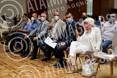 The President of the Republic of Serbia, Aleksandar Vucic, attended the ceremony of awarding employment contracts to the most successful graduates of all medical faculties and secondary medical schools in Serbia. Predsednik Republike Srbije Aleksan