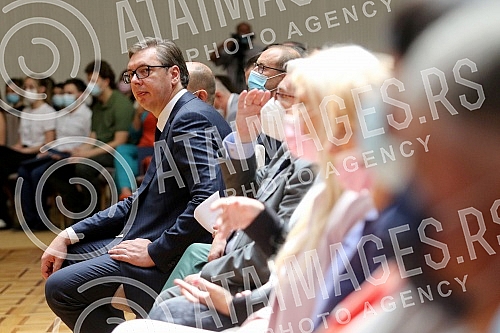 The President of the Republic of Serbia, Aleksandar Vucic, attended the ceremony of awarding employment contracts to the most successful graduates of all medical faculties and secondary medical schools in Serbia. Predsednik Republike Srbije Aleksan