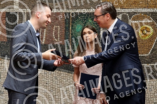 The President of the Republic of Serbia, Aleksandar Vucic, attended the ceremony of awarding employment contracts to the most successful graduates of all medical faculties and secondary medical schools in Serbia. Predsednik Republike Srbije Aleksan