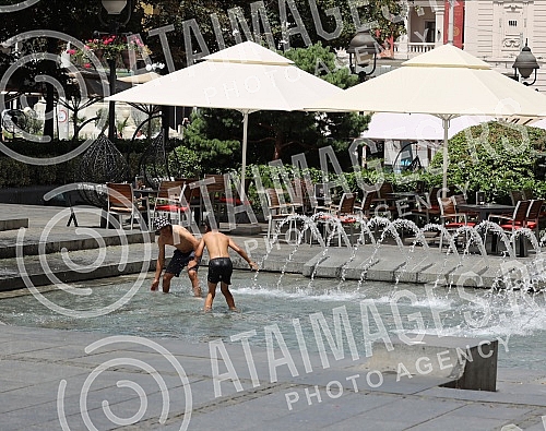 The heat wave in Serbia is not subsiding, but there are still people on the streets of downtown Belgrade.Toplotni talas u Srbiji ne popusta, ali ljudi i dalje ima na ulicama centar Beograda 