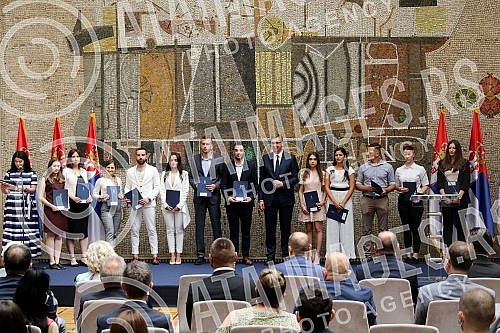 The President of the Republic of Serbia, Aleksandar Vucic, attended the ceremony of awarding employment contracts to the most successful graduates of all medical faculties and secondary medical schools in Serbia. Predsednik Republike Srbije Aleksan