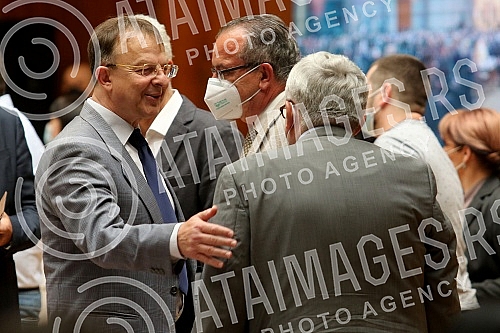 The President of the Republic of Serbia, Aleksandar Vucic, attended the ceremony of awarding employment contracts to the most successful graduates of all medical faculties and secondary medical schools in Serbia. Predsednik Republike Srbije Aleksan