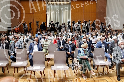 The President of the Republic of Serbia, Aleksandar Vucic, attended the ceremony of awarding employment contracts to the most successful graduates of all medical faculties and secondary medical schools in Serbia. Predsednik Republike Srbije Aleksan