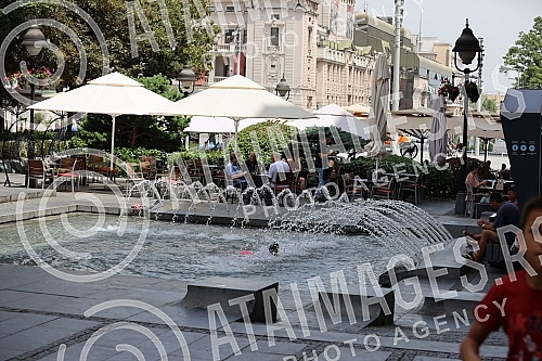 The heat wave in Serbia is not subsiding, but there are still people on the streets of downtown Belgrade.Toplotni talas u Srbiji ne popusta, ali ljudi i dalje ima na ulicama centar Beograda 