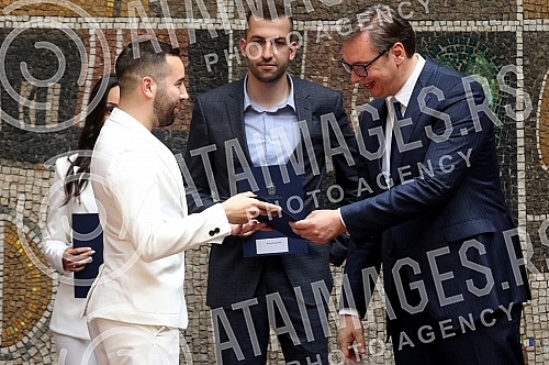 The President of the Republic of Serbia, Aleksandar Vucic, attended the ceremony of awarding employment contracts to the most successful graduates of all medical faculties and secondary medical schools in Serbia. Predsednik Republike Srbije Aleksan