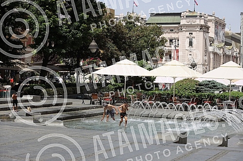 The heat wave in Serbia is not subsiding, but there are still people on the streets of downtown Belgrade.Toplotni talas u Srbiji ne popusta, ali ljudi i dalje ima na ulicama centar Beograda 