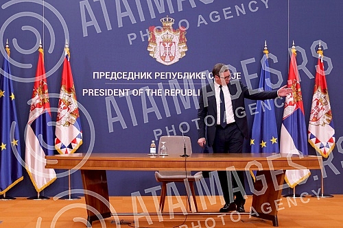 The President of the Republic of Serbia, Aleksandar Vucic, attended the ceremony of awarding employment contracts to the most successful graduates of all medical faculties and secondary medical schools in Serbia. Predsednik Republike Srbije Aleksan