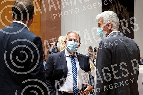 The President of the Republic of Serbia, Aleksandar Vucic, attended the ceremony of awarding employment contracts to the most successful graduates of all medical faculties and secondary medical schools in Serbia. Predsednik Republike Srbije Aleksan