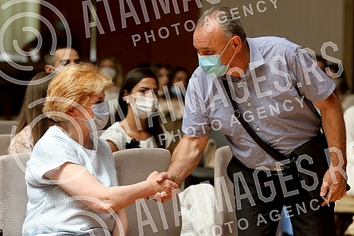 The President of the Republic of Serbia, Aleksandar Vucic, attended the ceremony of awarding employment contracts to the most successful graduates of all medical faculties and secondary medical schools in Serbia. Predsednik Republike Srbije Aleksan