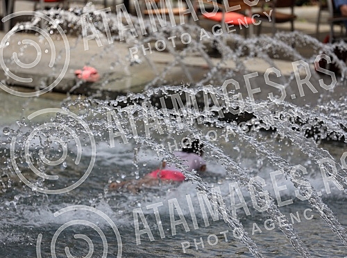 The heat wave in Serbia is not subsiding, but there are still people on the streets of downtown Belgrade.Toplotni talas u Srbiji ne popusta, ali ljudi i dalje ima na ulicama centar Beograda 